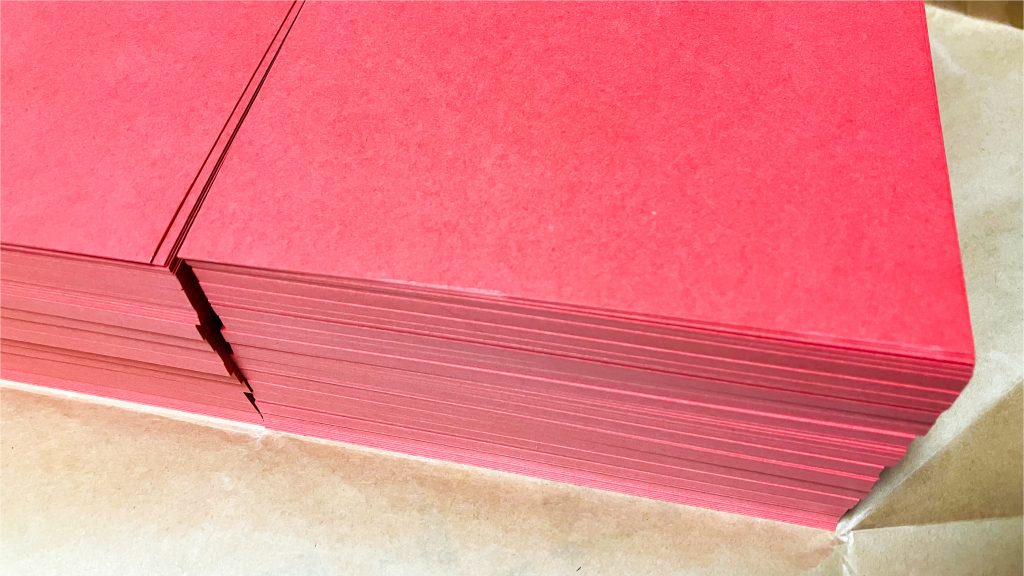 紙の専門店から買い付けた赤い紙