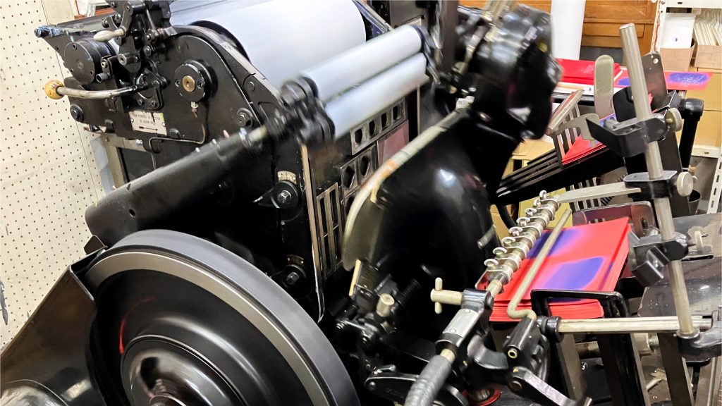 活版印刷機でオモテ面を印刷する様子