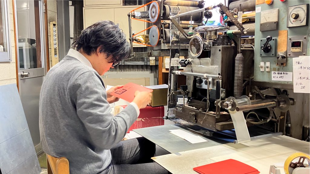 ウラ面に箔押しする様子